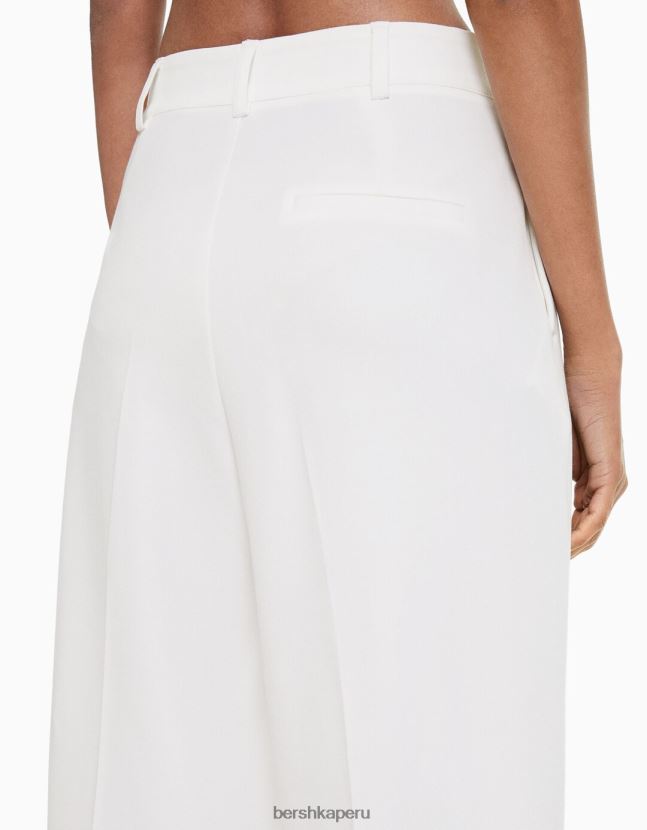 blanquecino Bershka mujer pantalones de vestir rectos con pliegues 806J6B1419