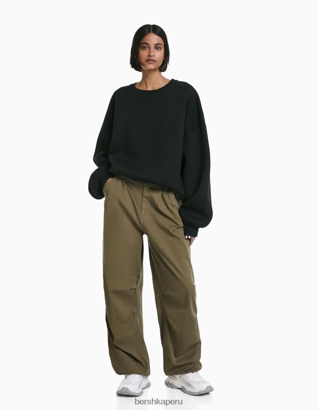 caqui Bershka mujer pantalones de chándal de paracaídas holgados 806J6B1397