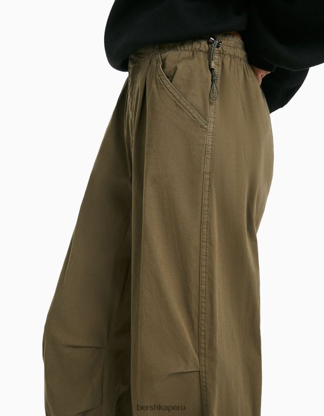 caqui Bershka mujer pantalones de chándal de paracaídas holgados 806J6B1397