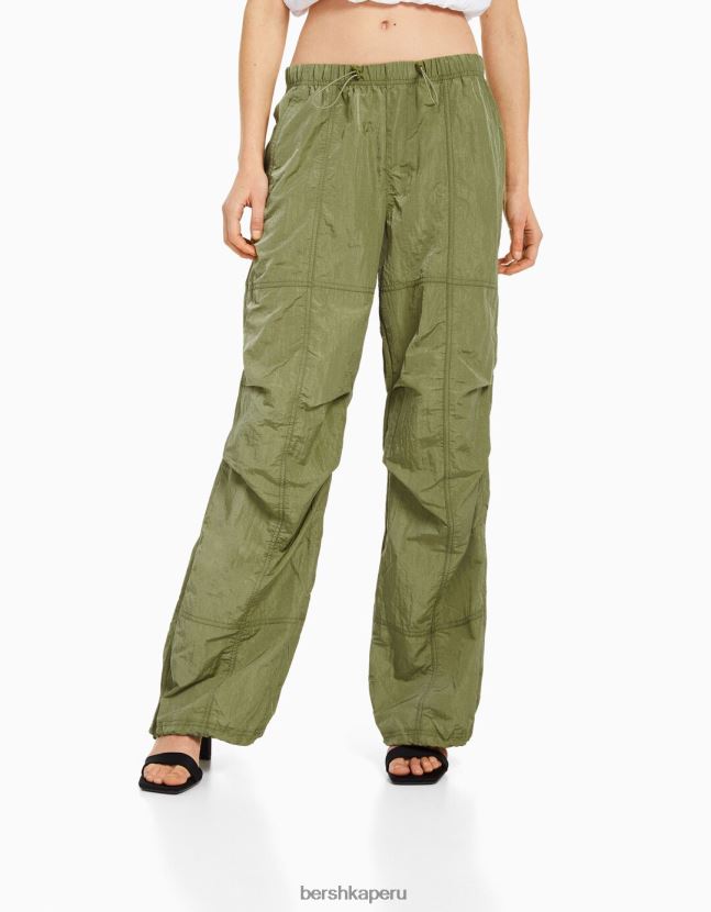 caqui Bershka mujer pantalones de paracaídas de nailon 806J6B1387