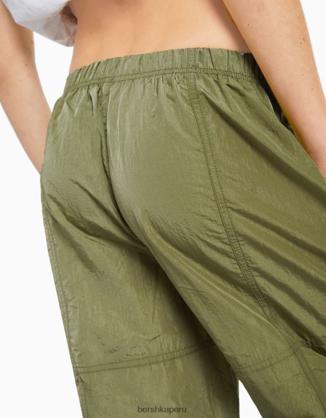 caqui Bershka mujer pantalones de paracaídas de nailon 806J6B1387