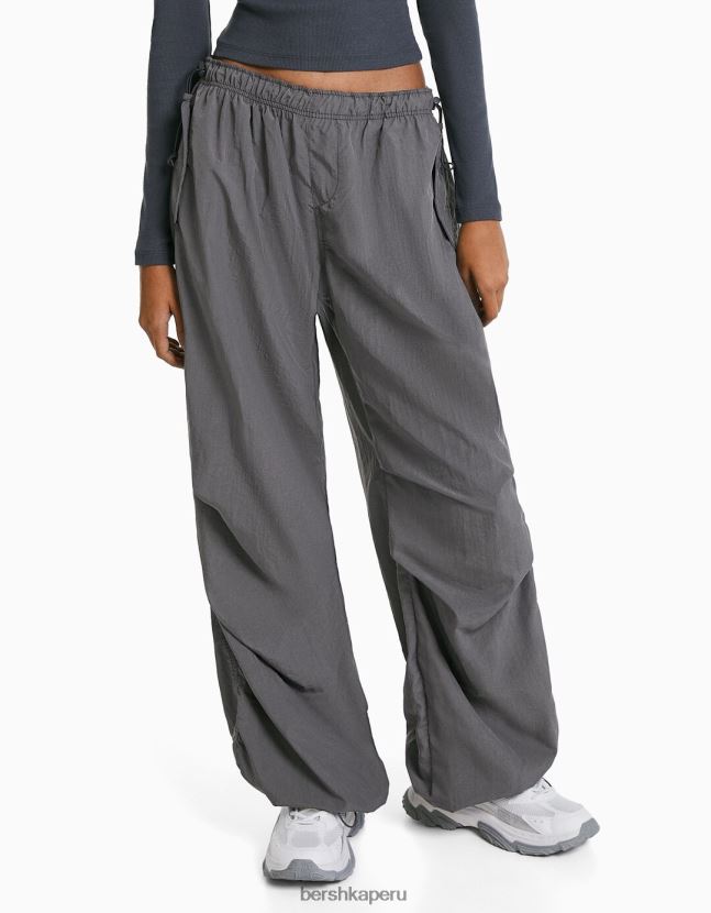 gris Bershka mujer joggers de paracaídas de nailon 806J6B1312