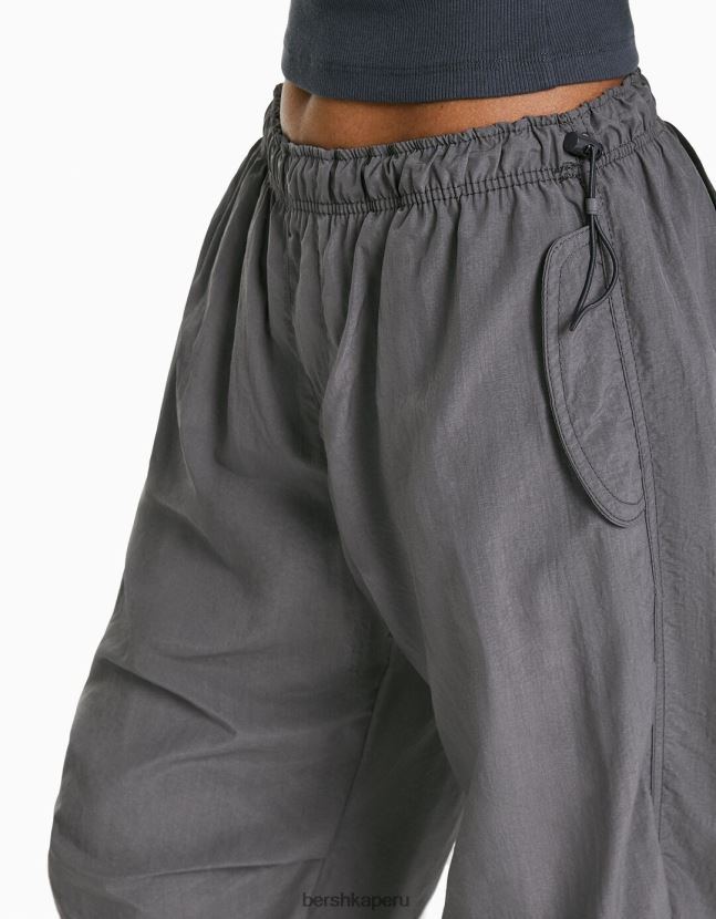 gris Bershka mujer joggers de paracaídas de nailon 806J6B1312