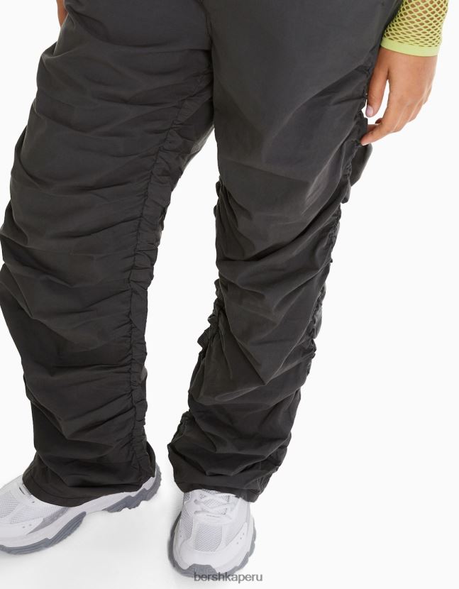 gris oscuro Bershka mujer vaqueros tipo paracaídas con frunces laterales 806J6B1295