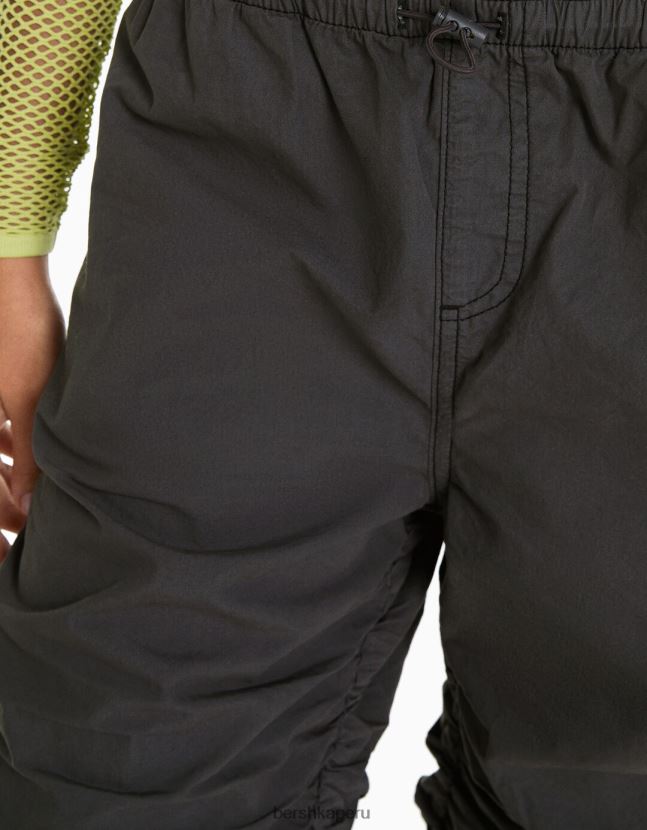 gris oscuro Bershka mujer vaqueros tipo paracaídas con frunces laterales 806J6B1295