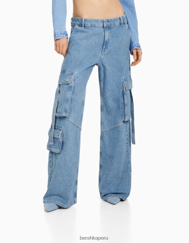 azul claro Bershka mujer jeans cargo con múltiples bolsillos 806J6B1975