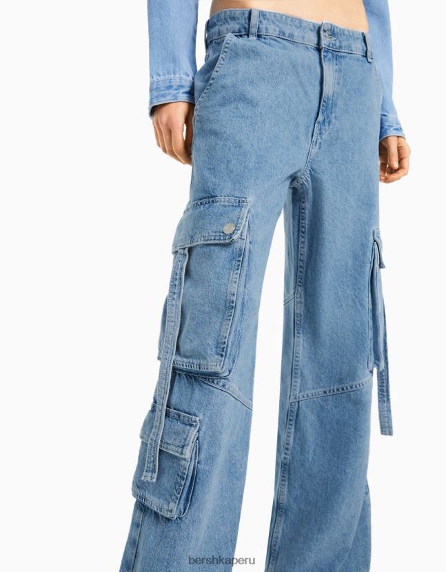 azul claro Bershka mujer jeans cargo con múltiples bolsillos 806J6B1975
