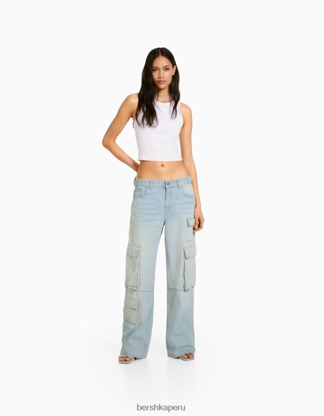 azul claro Bershka mujer vaqueros cargo con varios bolsillos y efecto desteñido 806J6B1498