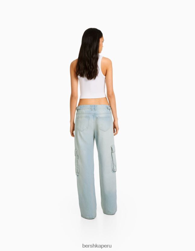 azul claro Bershka mujer vaqueros cargo con varios bolsillos y efecto desteñido 806J6B1498