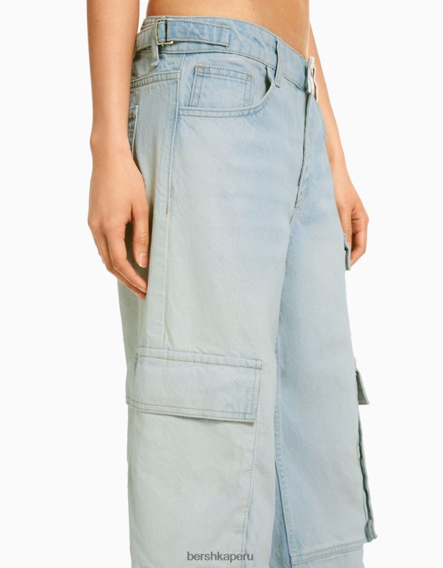 azul claro Bershka mujer vaqueros cargo con varios bolsillos y efecto desteñido 806J6B1498