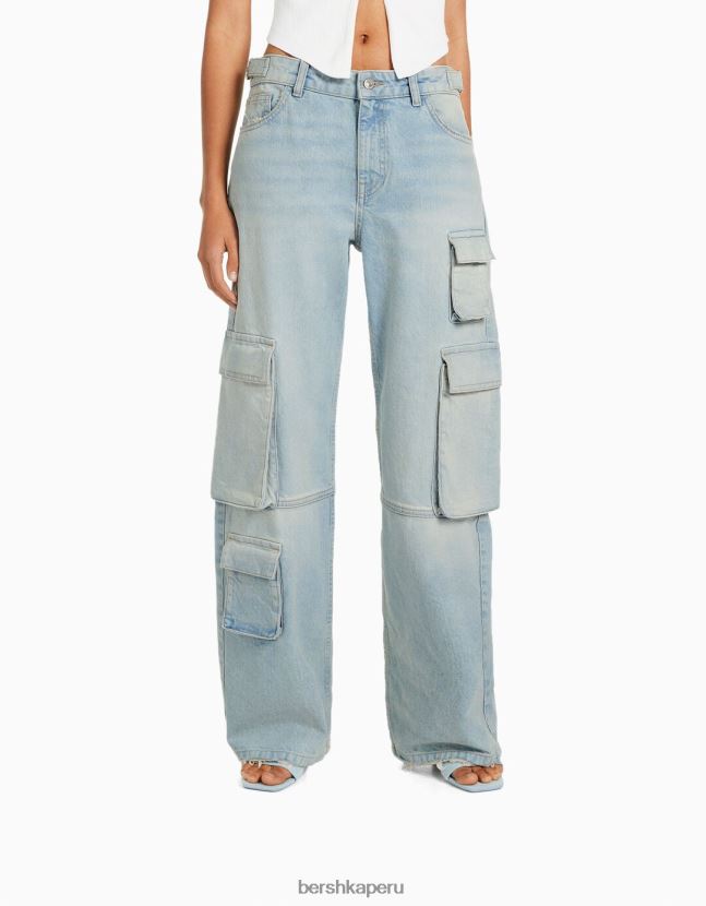 azul claro Bershka mujer vaqueros cargo con varios bolsillos y efecto desteñido 806J6B1878