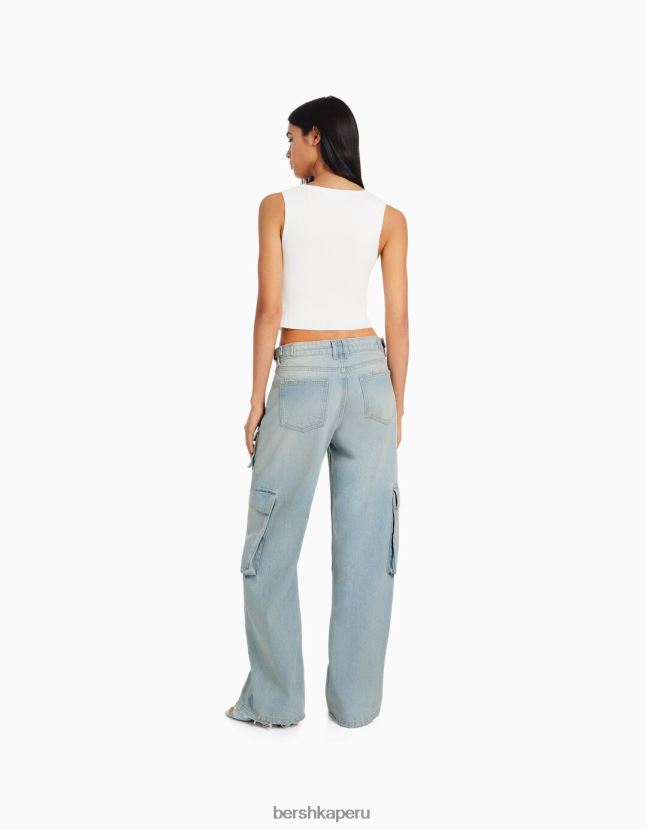 azul claro Bershka mujer vaqueros cargo con varios bolsillos y efecto desteñido 806J6B1878