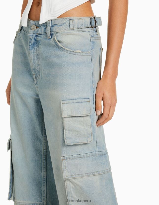 azul claro Bershka mujer vaqueros cargo con varios bolsillos y efecto desteñido 806J6B1878
