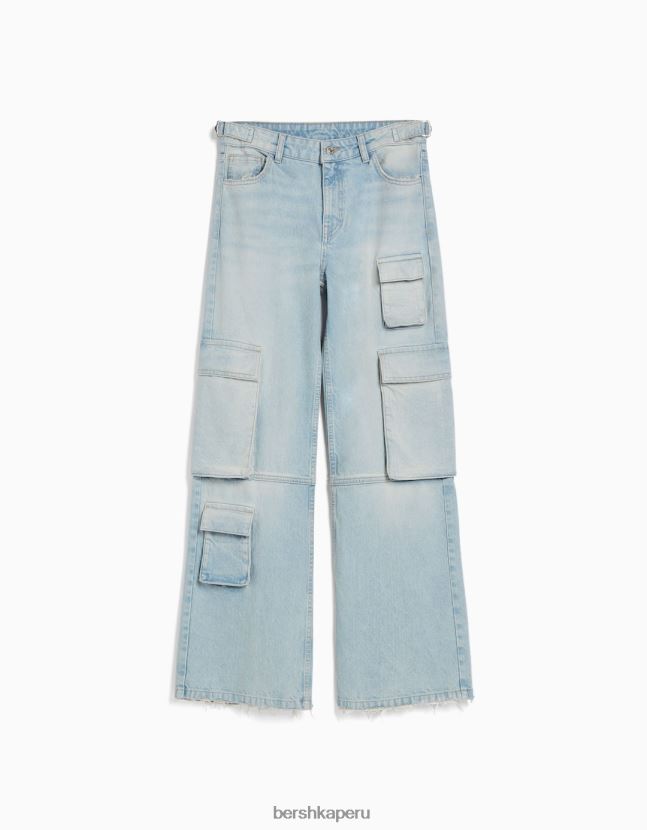 azul claro Bershka mujer vaqueros cargo con varios bolsillos y efecto desteñido 806J6B1878