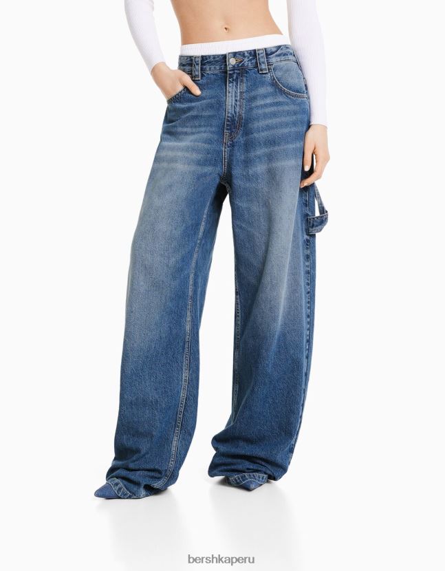 azul claro Bershka mujer vaqueros carpinteros con pernera amplia tipo globo y detalles 806J6B1586