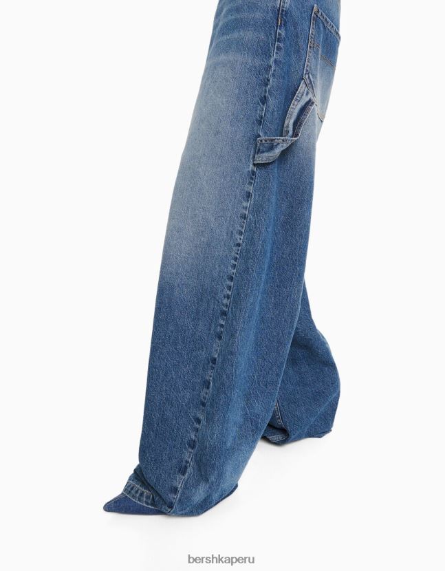 azul claro Bershka mujer vaqueros carpinteros con pernera amplia tipo globo y detalles 806J6B1586