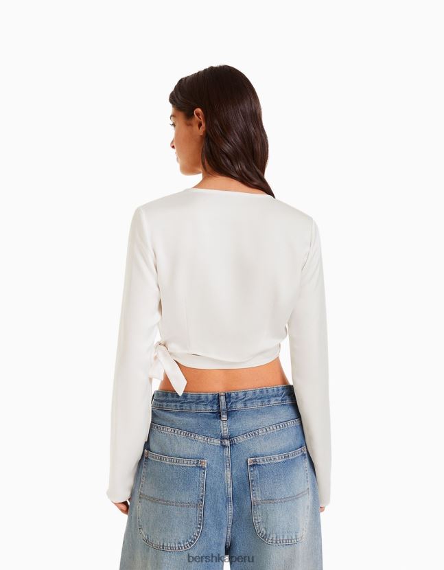 beige Bershka mujer blusa de ballet cruzada con manga larga y acabado satinado 806J6B939