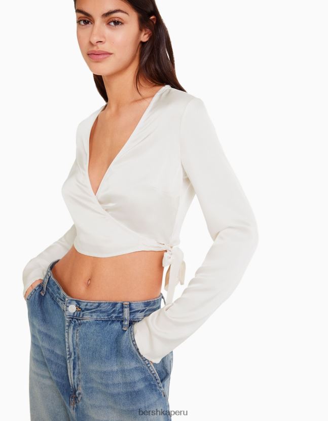 beige Bershka mujer blusa de ballet cruzada con manga larga y acabado satinado 806J6B939