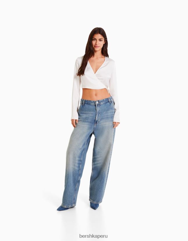 beige Bershka mujer blusa de ballet cruzada con manga larga y acabado satinado 806J6B939