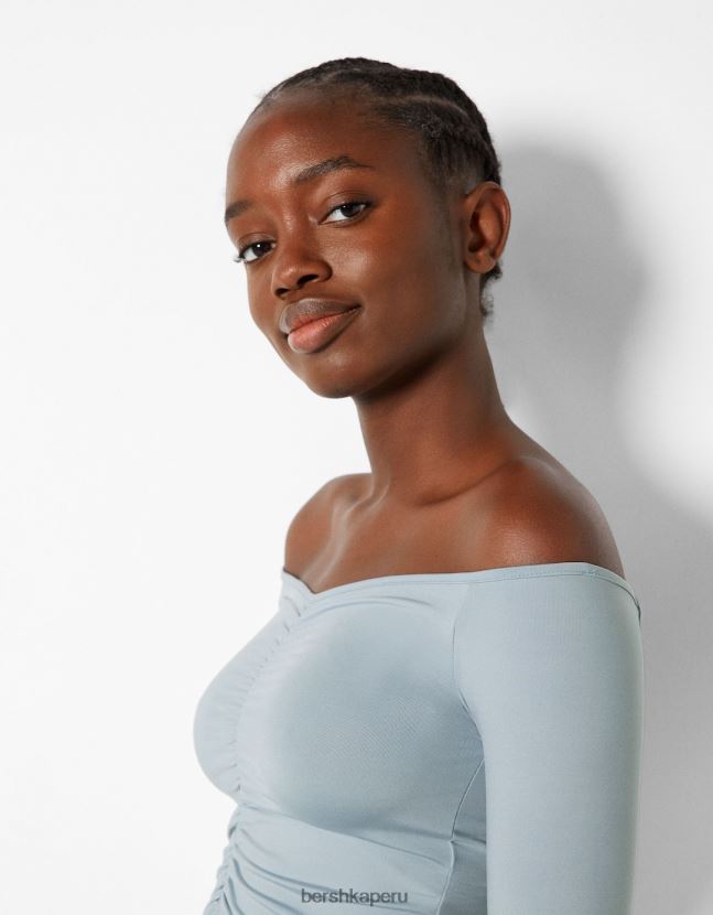 azul claro Bershka mujer camiseta de manga larga con hombros descubiertos y detalle fruncido 806J6B566