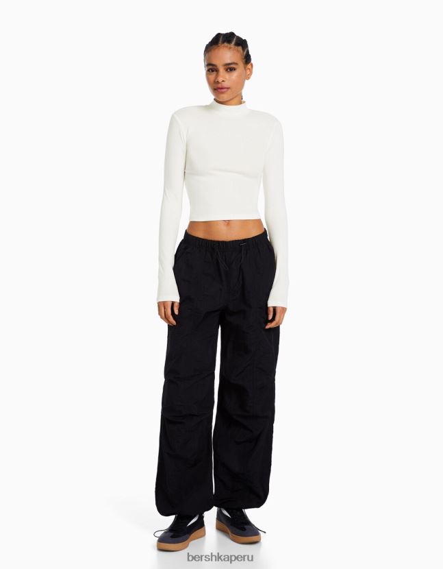 blanquecino Bershka mujer camiseta de manga larga con cuello alto 806J6B407