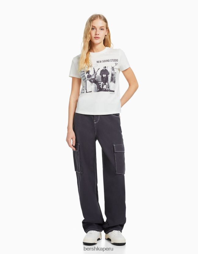 blanquecino Bershka mujer camiseta regular con estampado gráfico 806J6B503