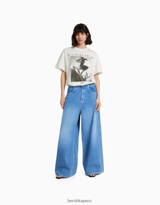 blanquecino Bershka mujer camiseta tupac de manga corta de ajuste regular 806J6B339