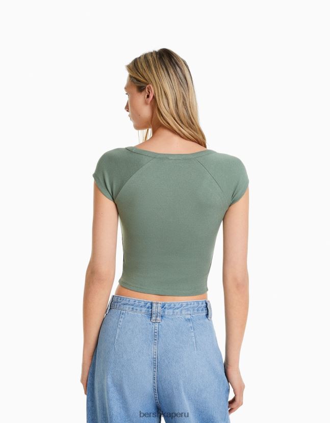 caqui Bershka mujer camiseta corta ajustada con cuello en V y manga raglán 806J6B369