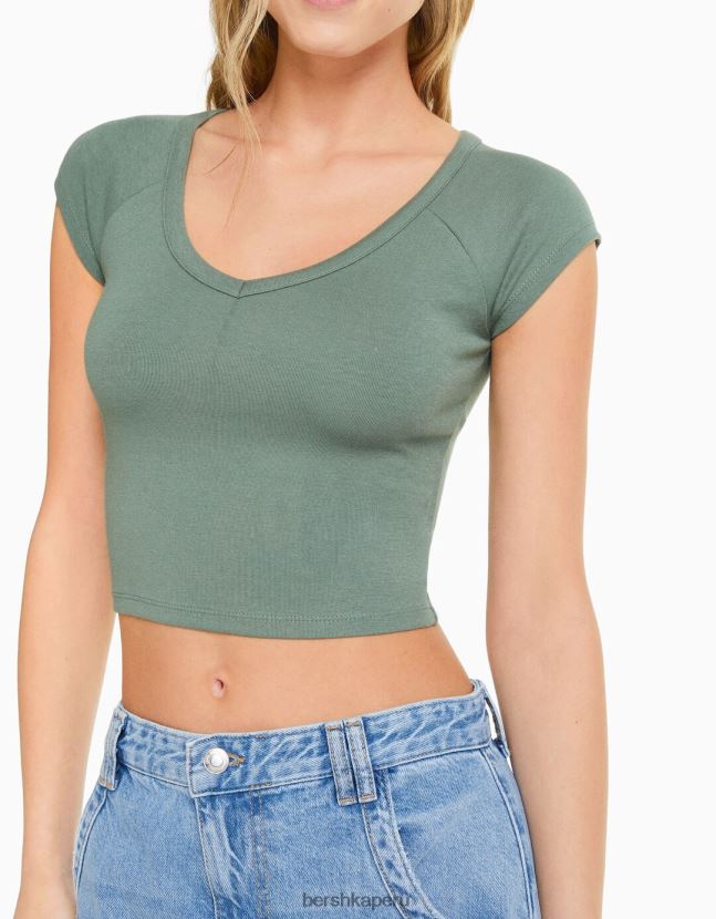 caqui Bershka mujer camiseta corta ajustada con cuello en V y manga raglán 806J6B369