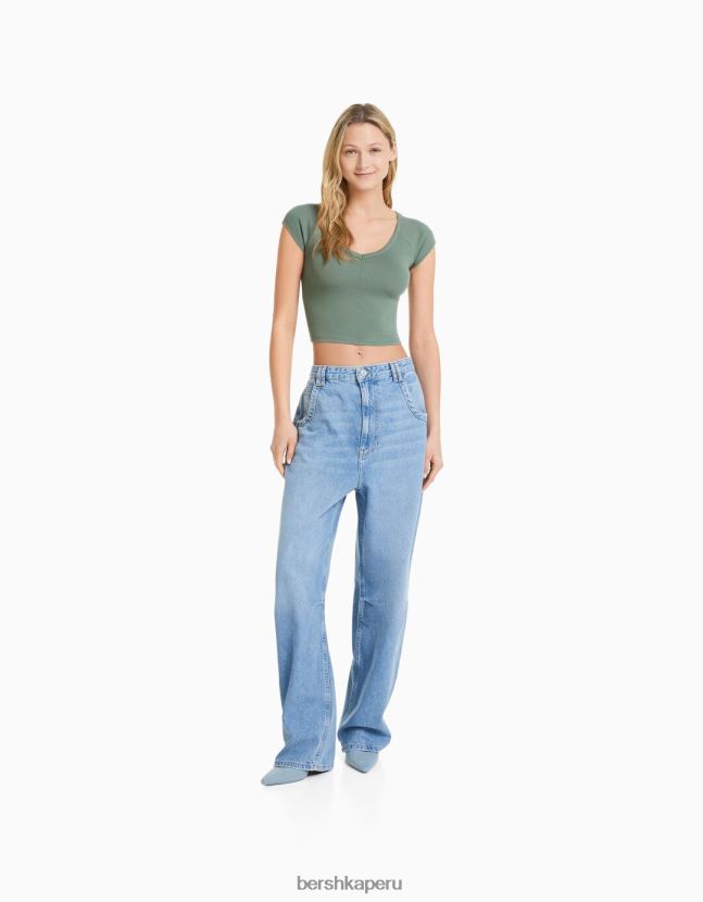caqui Bershka mujer camiseta corta ajustada con cuello en V y manga raglán 806J6B369