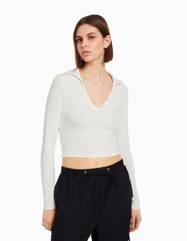 crema Bershka mujer camiseta de manga larga con cuello de polo abotonado 806J6B445