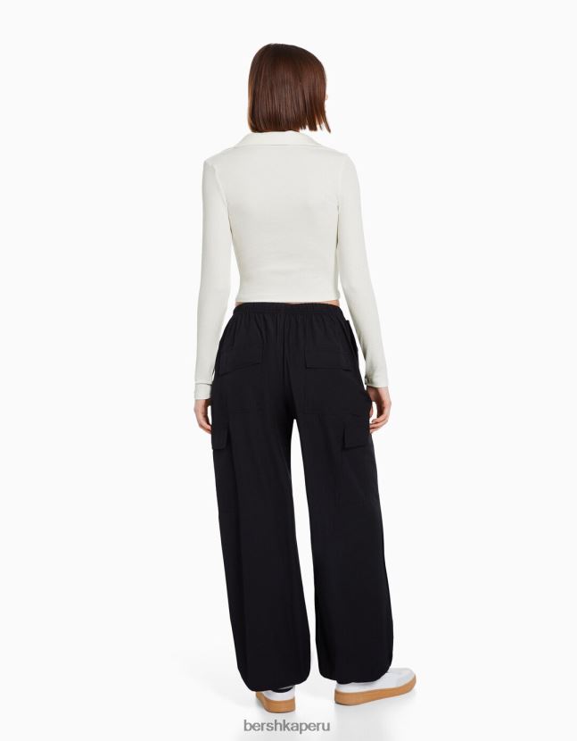 crema Bershka mujer camiseta de manga larga con cuello de polo abotonado 806J6B445