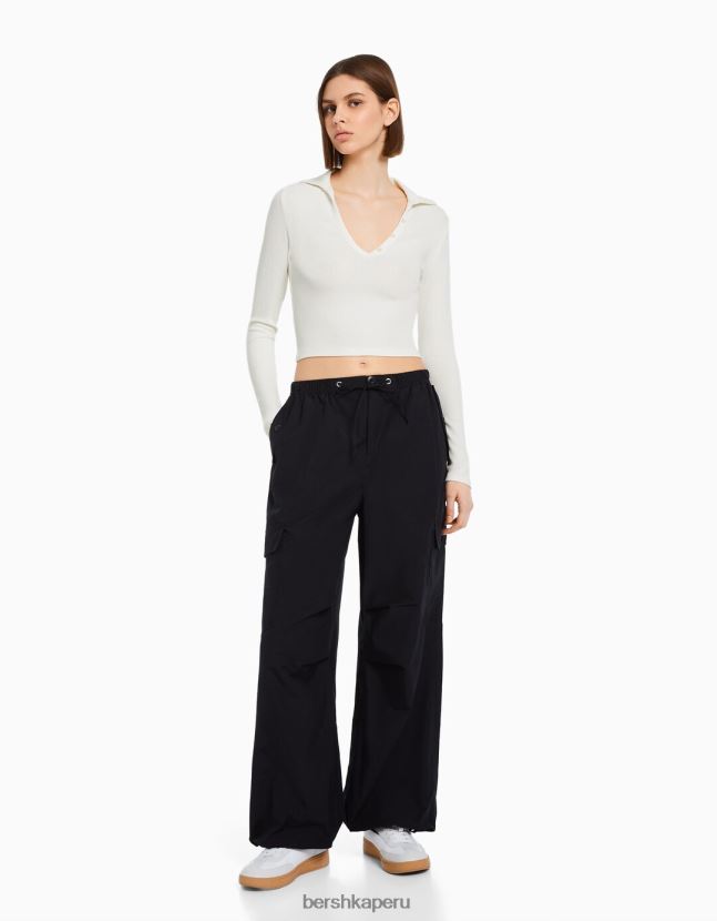 crema Bershka mujer camiseta de manga larga con cuello de polo abotonado 806J6B445