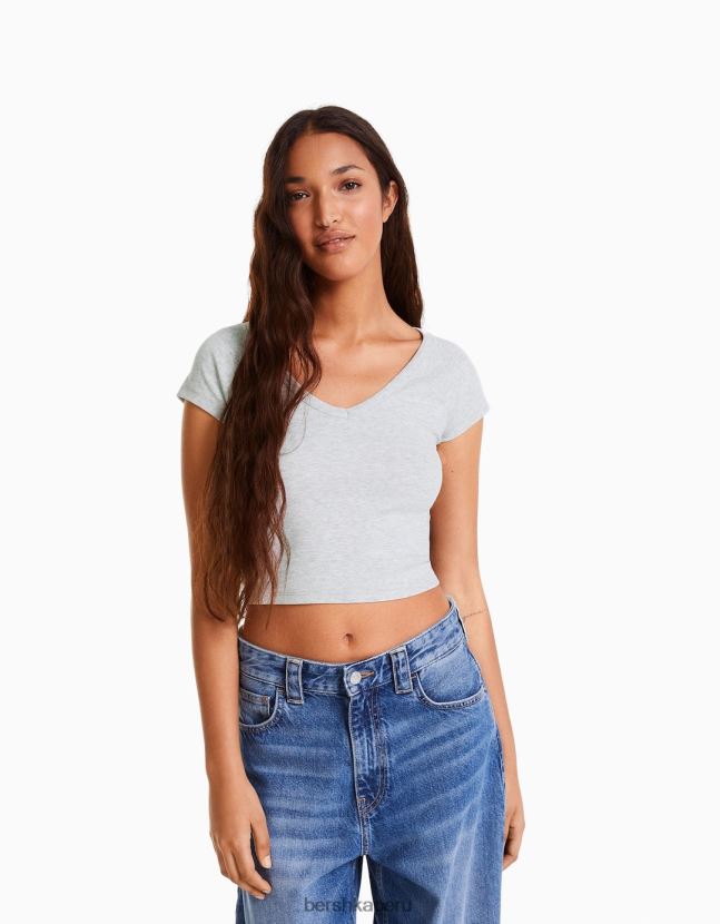 gris Bershka mujer camiseta corta ajustada con cuello en V y manga raglán 806J6B368