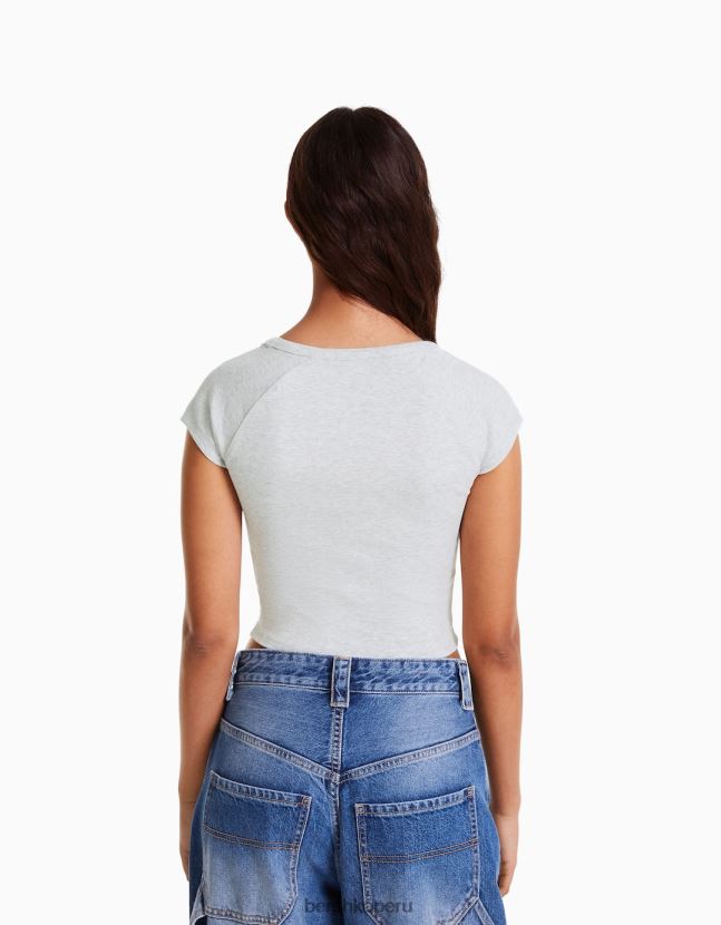 gris Bershka mujer camiseta corta ajustada con cuello en V y manga raglán 806J6B368