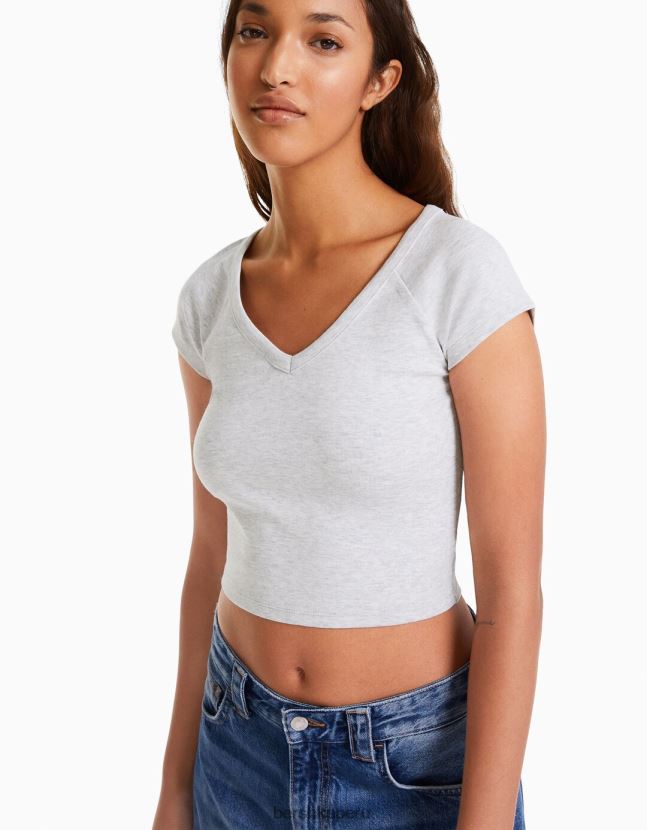 gris Bershka mujer camiseta corta ajustada con cuello en V y manga raglán 806J6B368