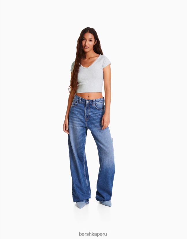 gris Bershka mujer camiseta corta ajustada con cuello en V y manga raglán 806J6B368