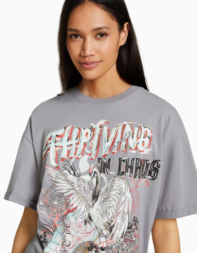 gris oscuro Bershka mujer playera oversize de manga corta estampada 806J6B431
