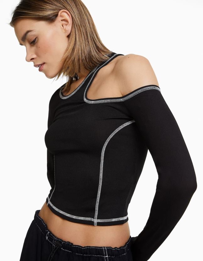 negro Bershka mujer camiseta ajustada de manga larga con hilo en contraste 806J6B373