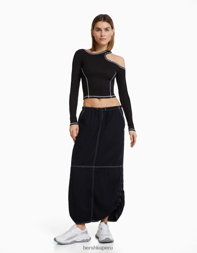 negro Bershka mujer camiseta ajustada de manga larga con hilo en contraste 806J6B373