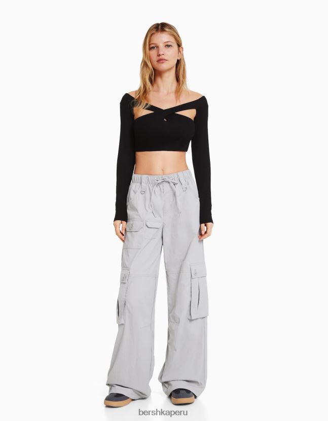 negro Bershka mujer crop top de manga larga con escote cruzado 806J6B417