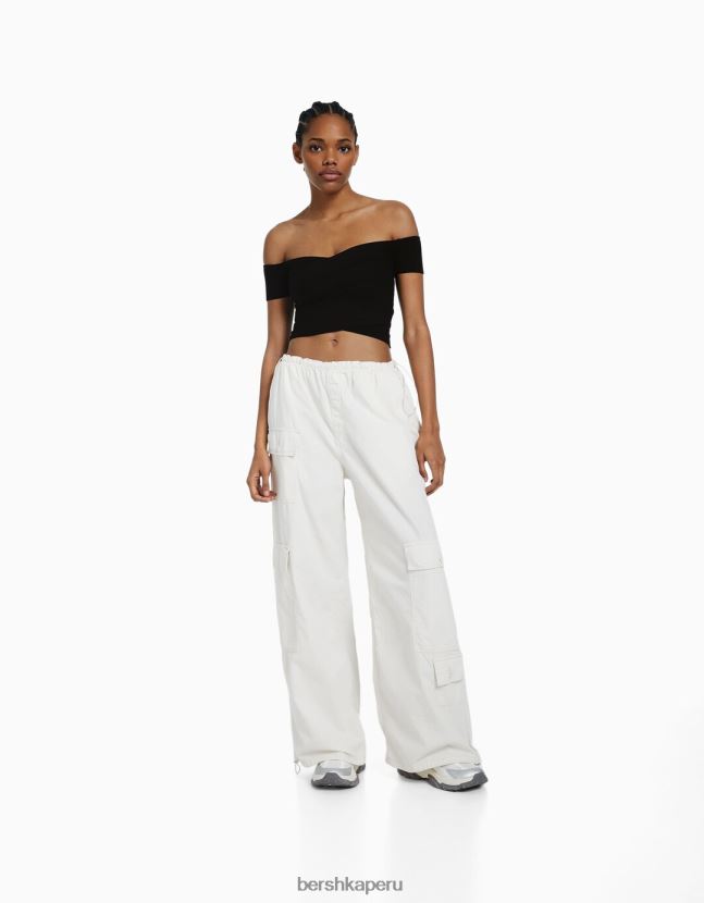 negro Bershka mujer top de punto de manga corta con detalle cruzado 806J6B412