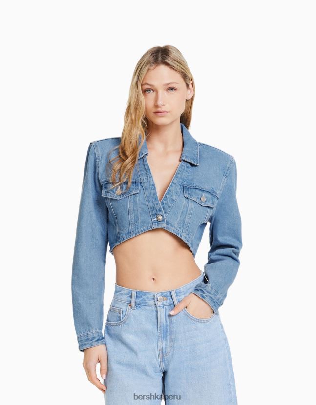 azul claro Bershka mujer chamarra corta de mezclilla con hombros acolchados 806J6B1101