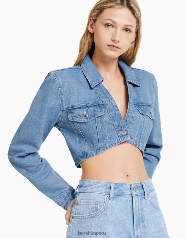 azul claro Bershka mujer chamarra corta de mezclilla con hombros acolchados 806J6B1101
