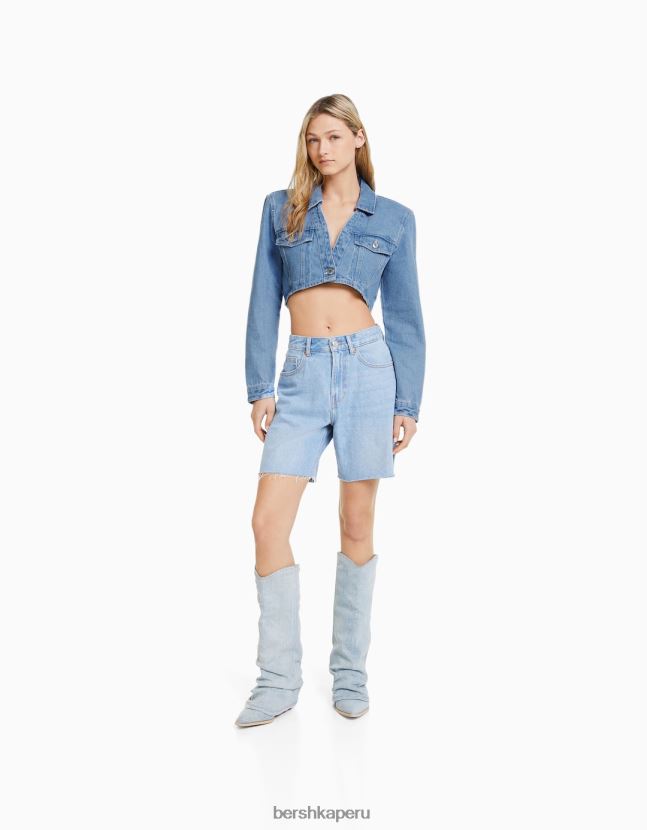 azul claro Bershka mujer chamarra corta de mezclilla con hombros acolchados 806J6B1101