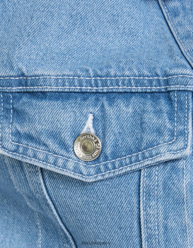 azul claro Bershka mujer chamarra corta de mezclilla con hombros acolchados 806J6B1101