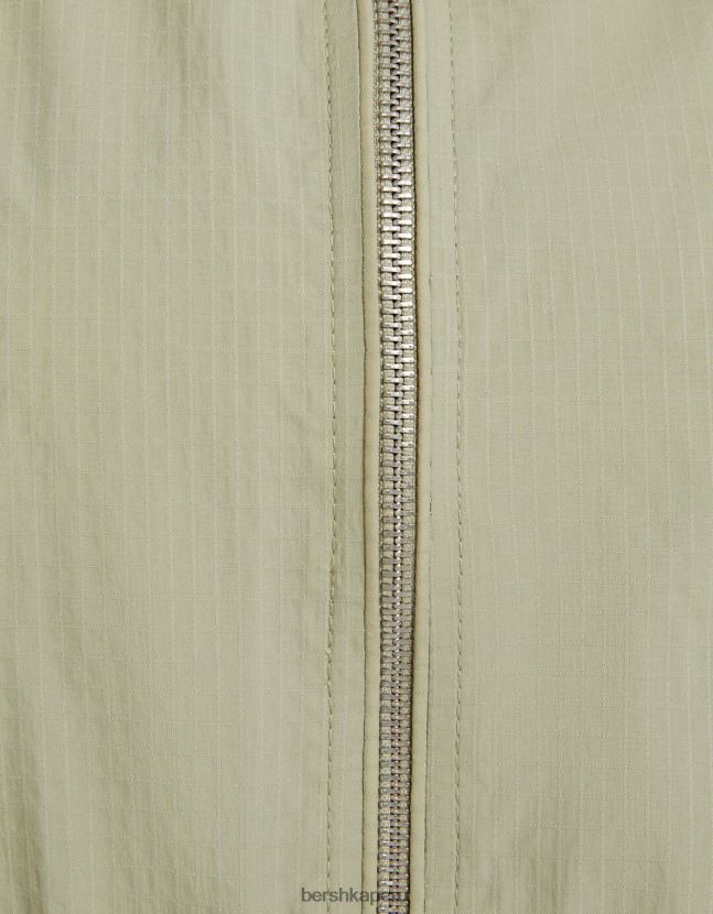 caqui Bershka mujer chamarra corta de nailon ripstop texturizado 806J6B1105