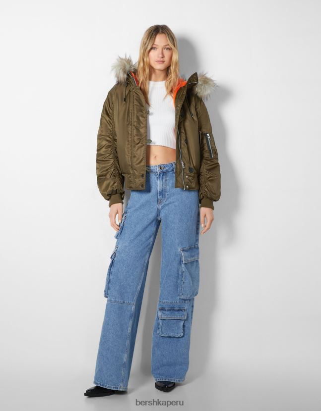 caqui Bershka mujer chaqueta parka recortada con capucha de pelo sintético 806J6B1142