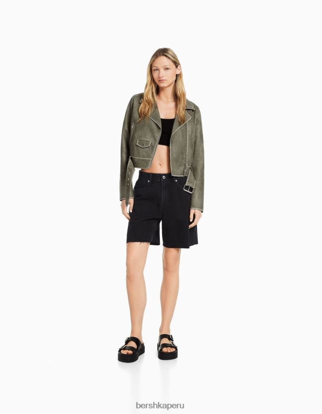 gris oscuro Bershka mujer cazadora biker de piel sintética descolorida con cinturón 806J6B1096