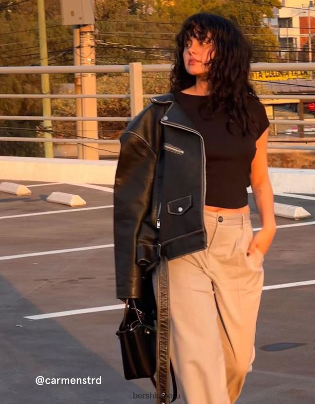 negro Bershka mujer chamarra biker de piel sintética con cinturón 806J6B1131